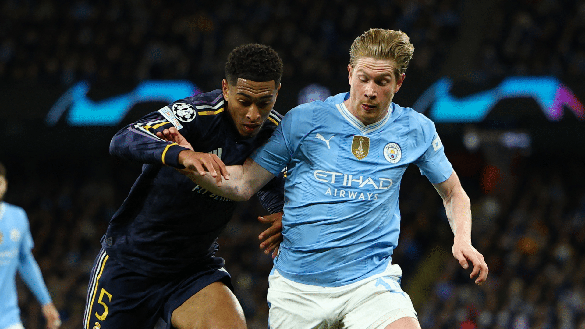 jude bellingham et kevin de bruyne en duel lors d'un match de ligue des champions