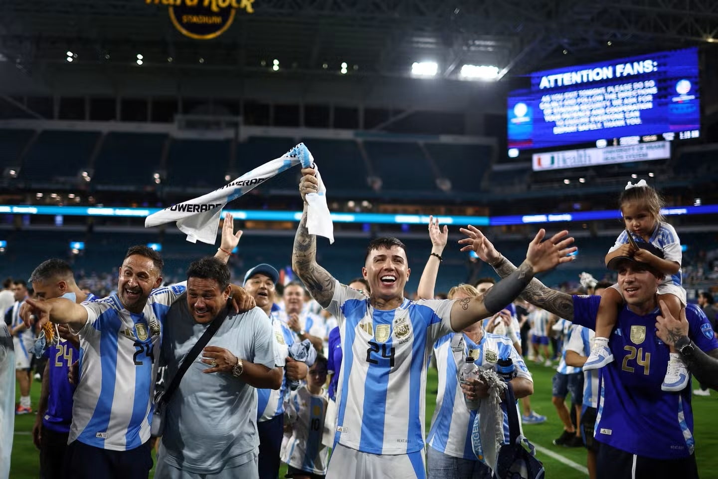 enzo fernandez celebrant avec l'argentine