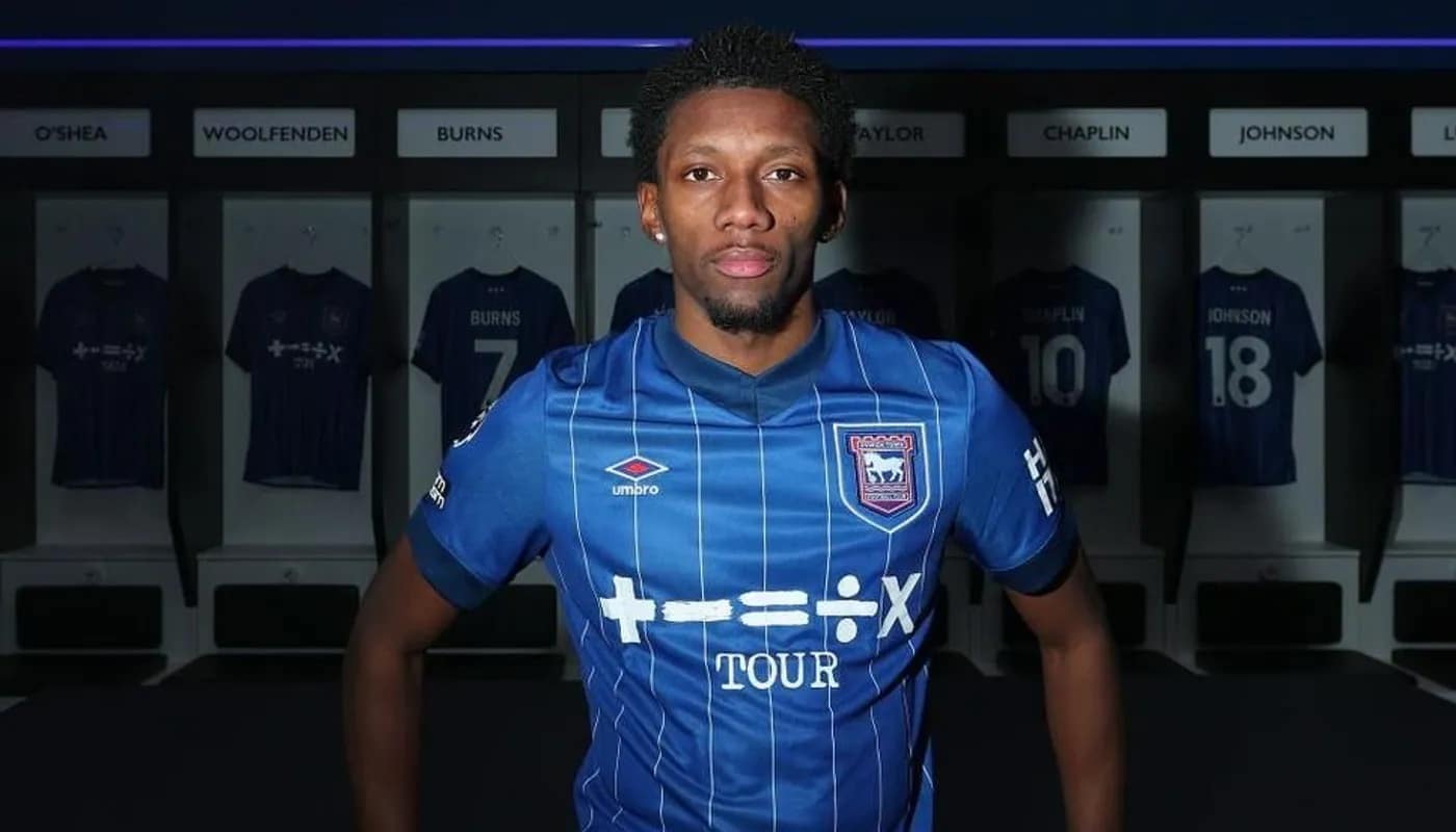 jaden philogene avec le maillot d'ipswich town