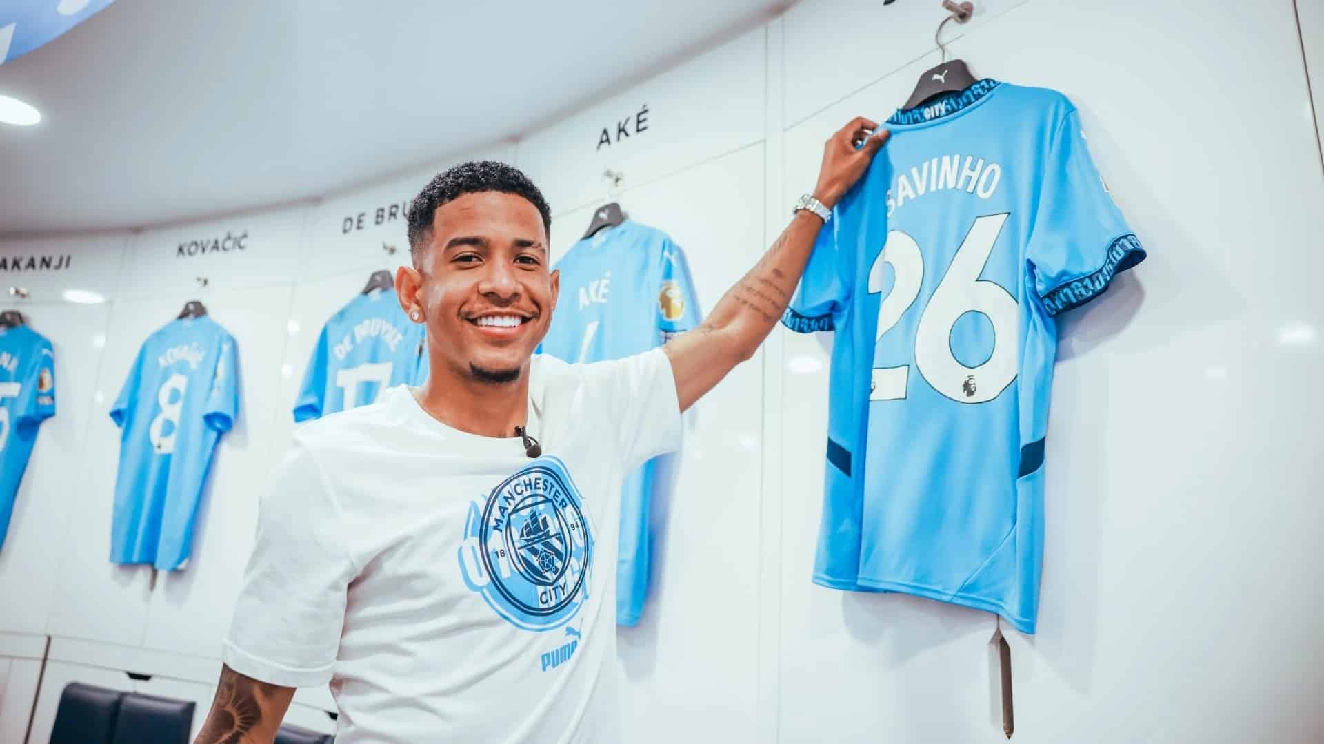 savinho posant avec le maillot de manchester city après sa signature