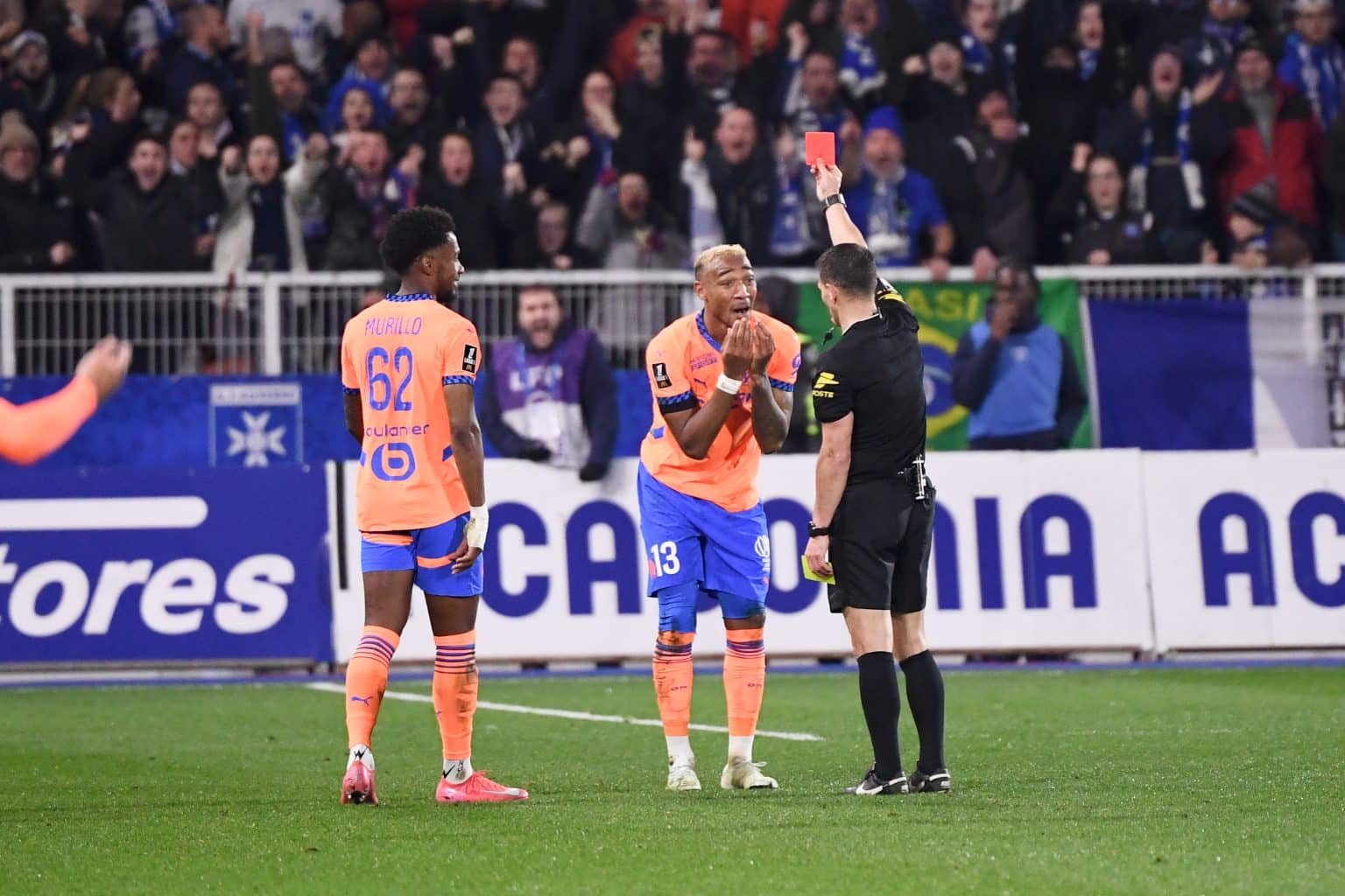 Derek Cornelius, au moment de recevoir son carton rouge.