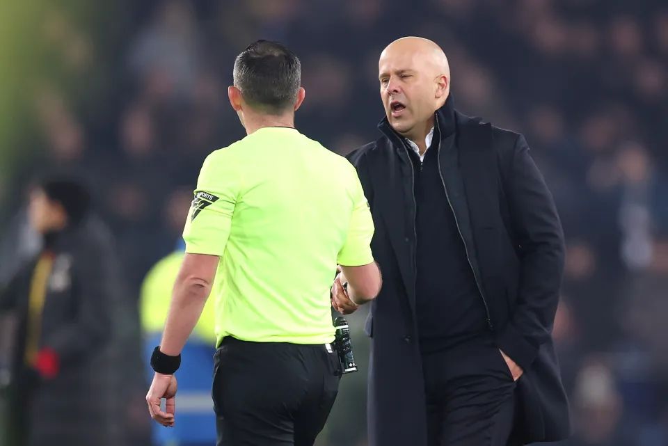 Arne Slot discutant avec Micheal Oliver
