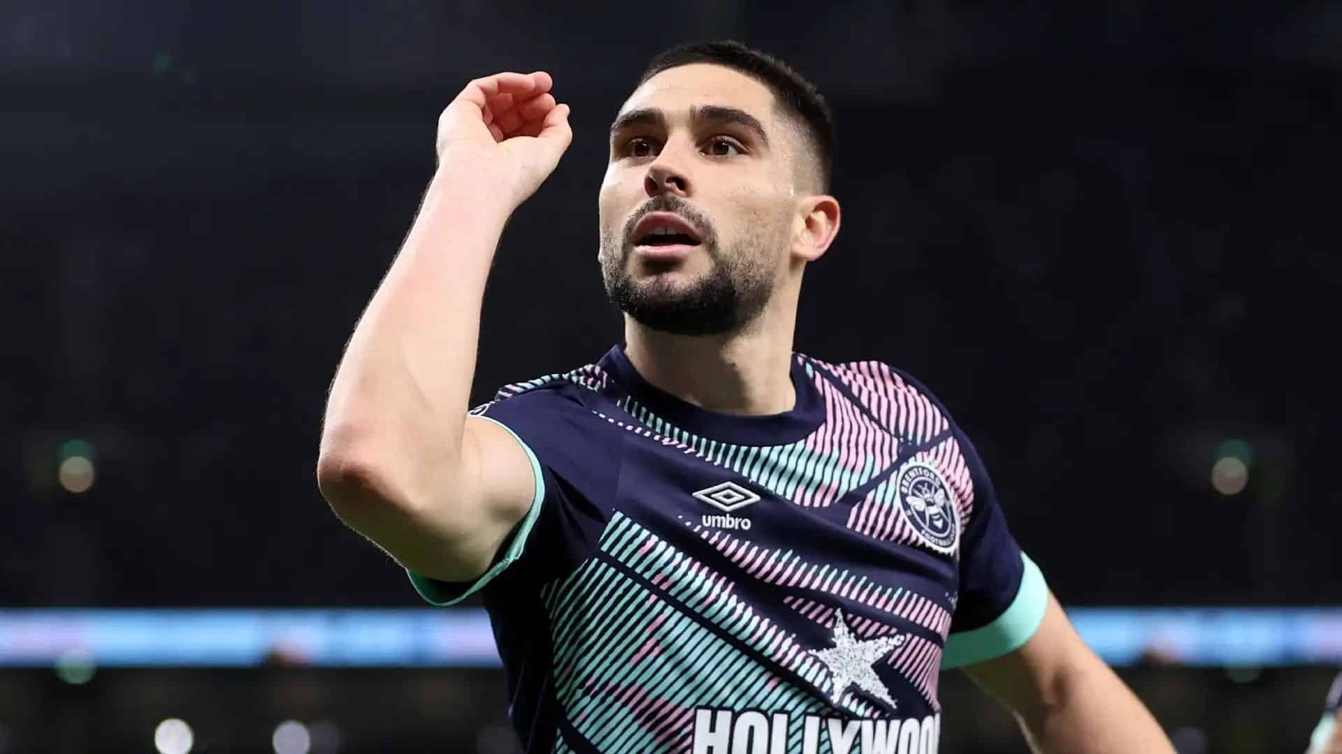 Maupay imitant le lancer de fléchettes.