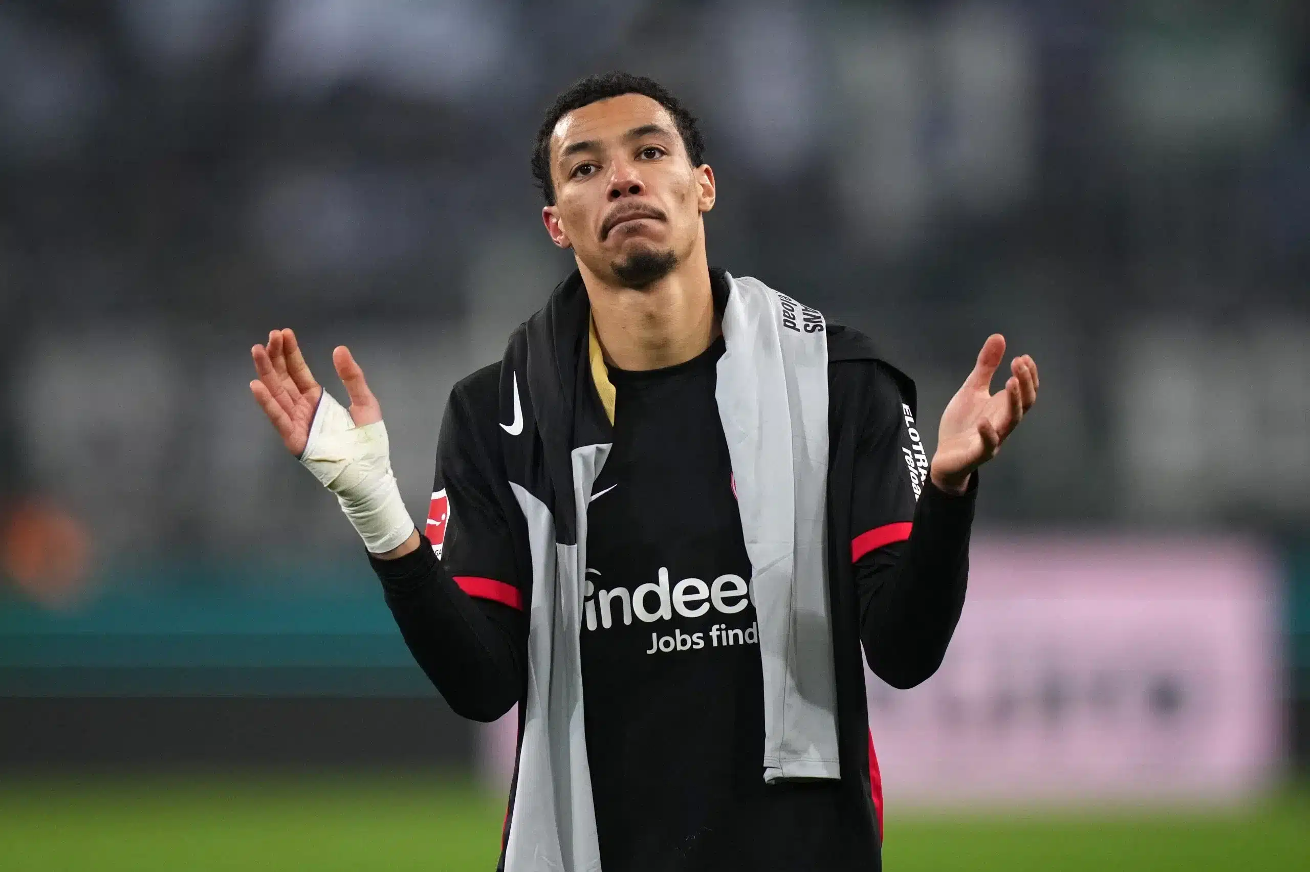 Hugo Ekitiké en cours de transfert